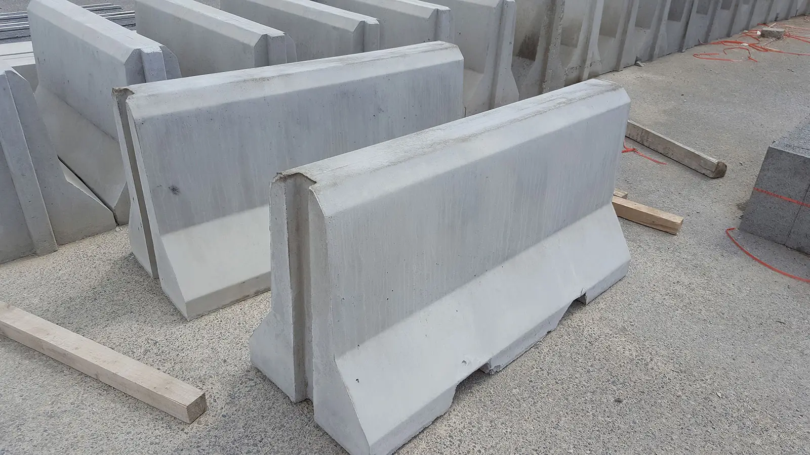 Road Barrier Beton: Solusi Terbaik untuk Mengurangi Risiko Kecelakaan di Jalan Raya