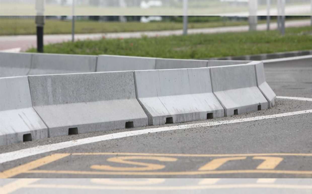 harga road barrier beton